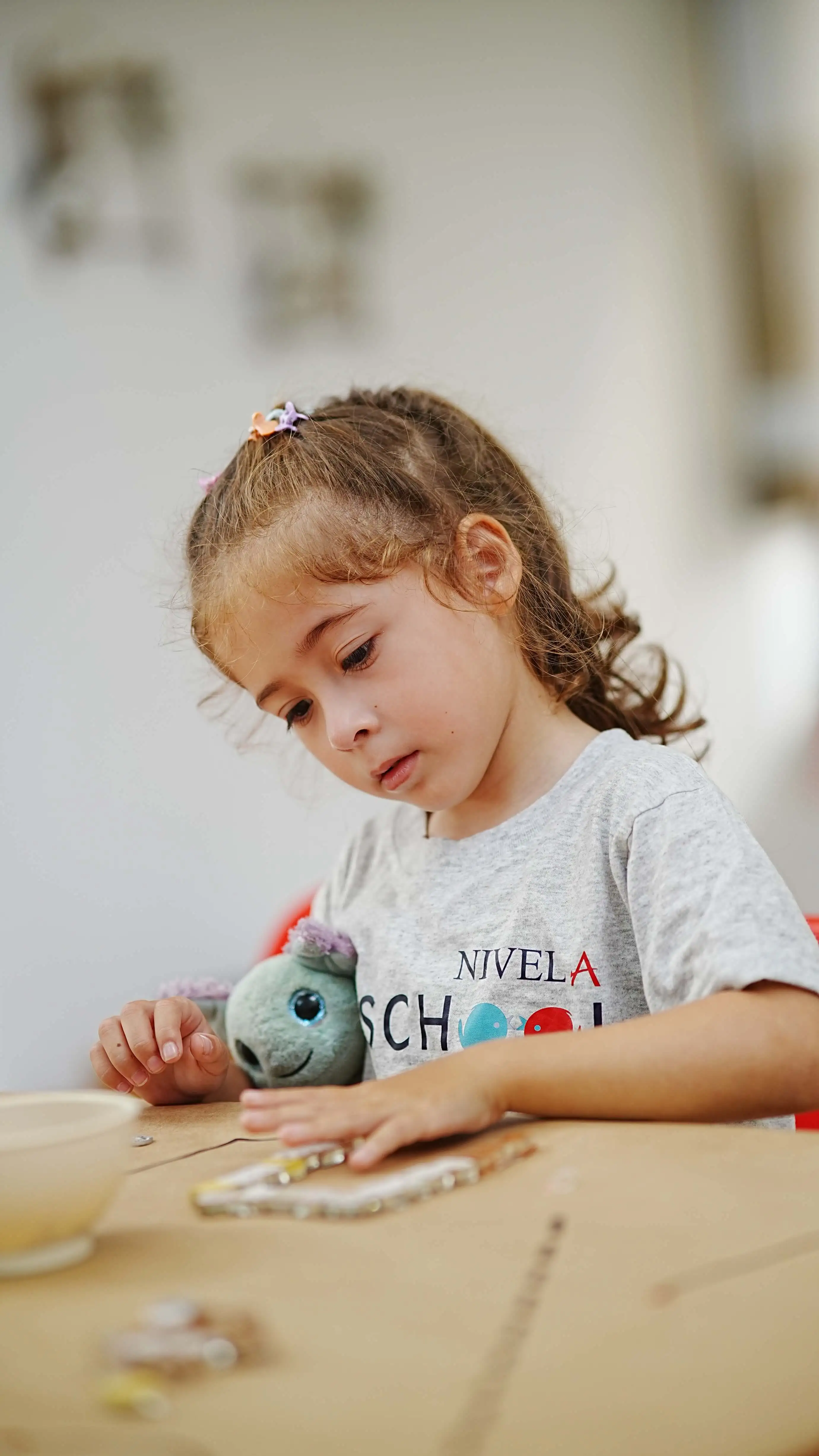 Niña descubriendo y asombrándose en espacio lúdico Preschool Nivel A