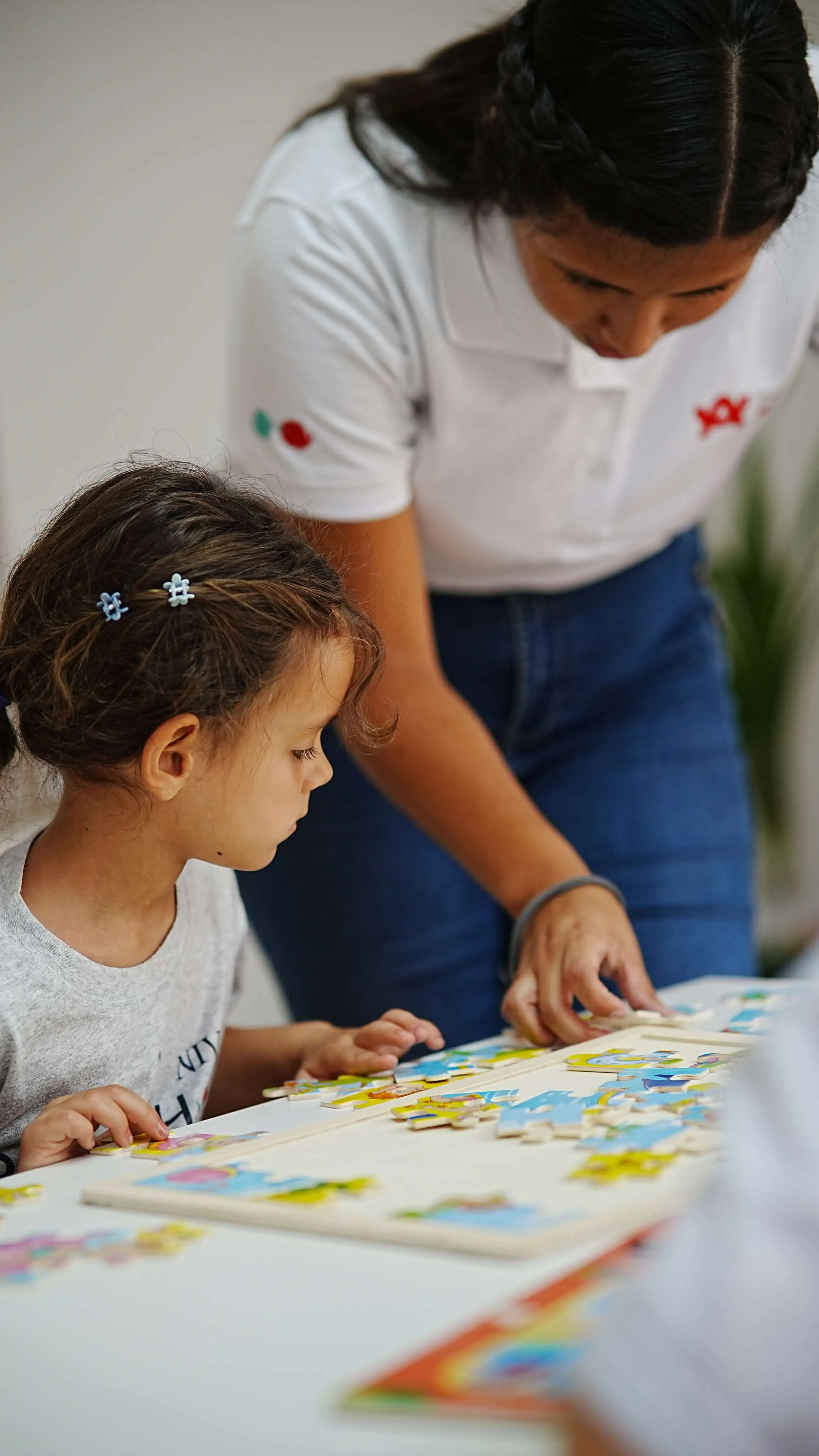 Docente de Preschool Nivel A acompañando con afecto y respeto el aprendizaje