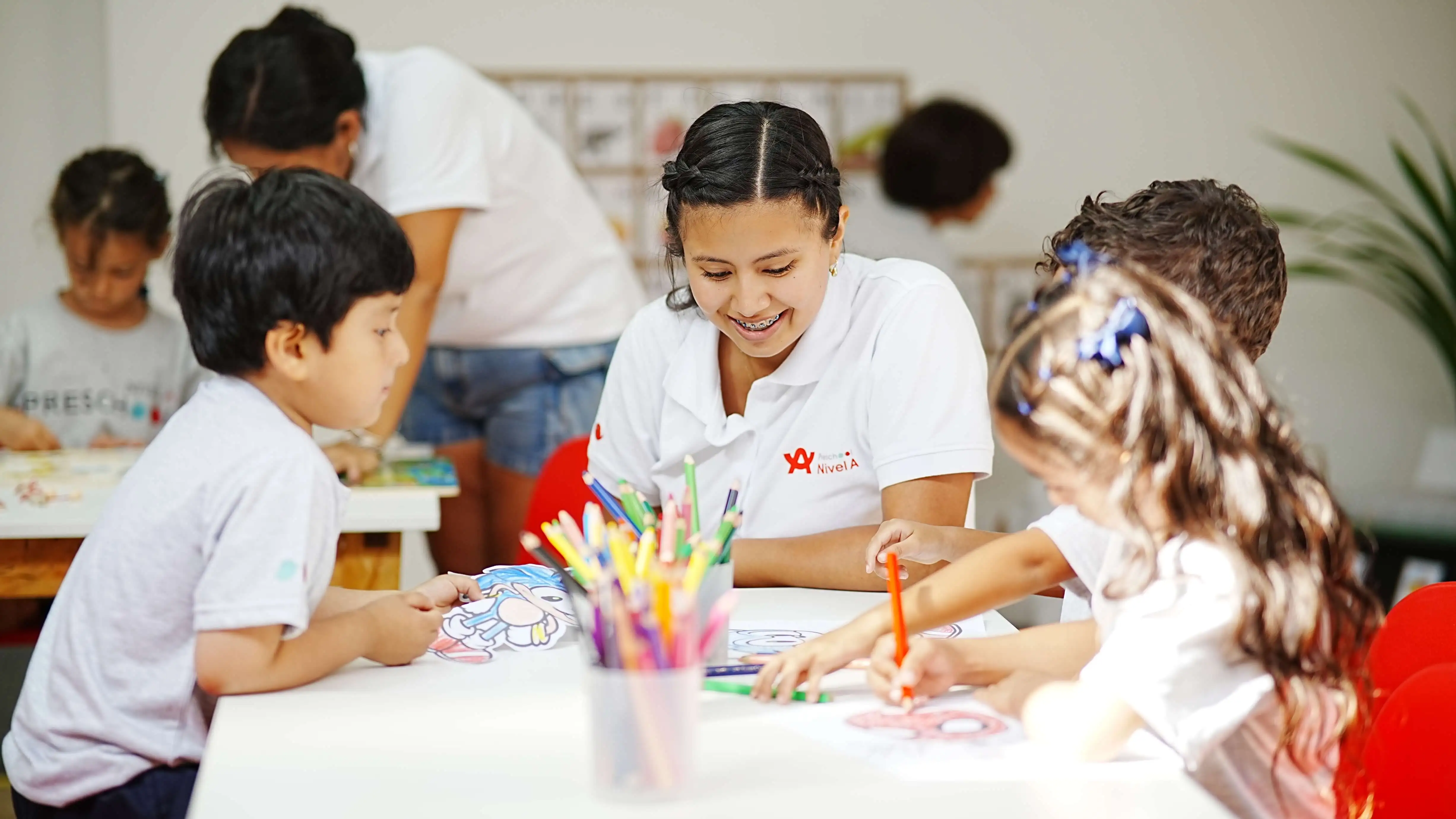 Niños de 3 a 5 años en Preescolar Nivel A colaborando en taller de expresión e indagación
